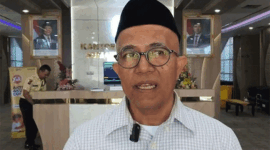 Kepala Biro Kesejahteraan Rakyat (Kesra) Setdaprov Sumbar, Edi Dharma, saat diwawancarai di Kantor Gubernur Sumbar, Senin (27/4/2026). Ia menyebut Pemprov Sumbar menargetkan minimal 100 hewan kurban yang akan didistribusikan ke daerah terpencil hingga wilayah terdampak bencana.