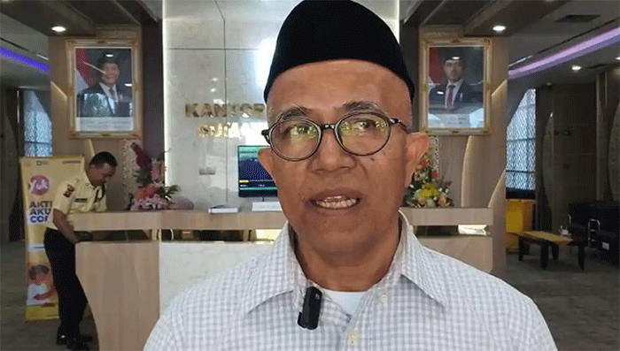 Kepala Biro Kesejahteraan Rakyat (Kesra) Setdaprov Sumbar, Edi Dharma, saat diwawancarai di Kantor Gubernur Sumbar, Senin (27/4/2026). Ia menyebut Pemprov Sumbar menargetkan minimal 100 hewan kurban yang akan didistribusikan ke daerah terpencil hingga wilayah terdampak bencana.