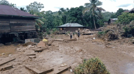 Banjir di Kecamatan Tiang Pumpung, Kabupaten Merangin, akibat luapan air Sungai Batang Tembesi, Minggu (26/4/2026). Lebih 409 rumah terendam air, jembatan putus. 