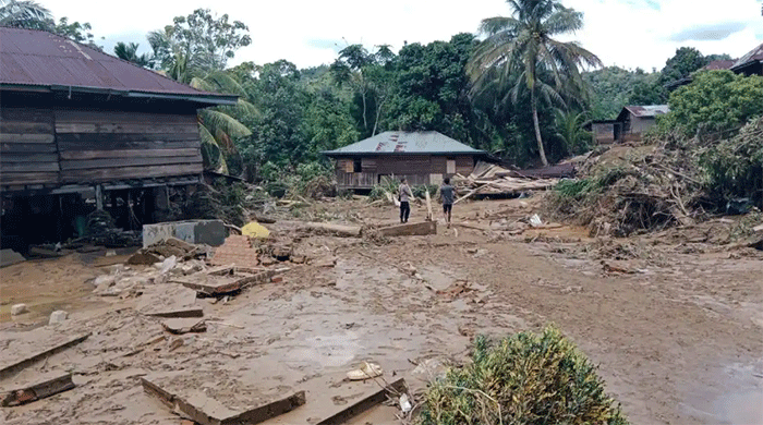 Banjir di Kecamatan Tiang Pumpung, Kabupaten Merangin, akibat luapan air Sungai Batang Tembesi, Minggu (26/4/2026). Lebih 409 rumah terendam air, jembatan putus. 