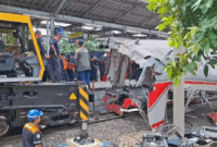 Gerbong wanita KRL Jakarta-Cikarang ringsek usai mengalami kecelakaan dengan KA Argo Bromo Anggrek di Stasiun Bekasi Timur, proses evakuasi bangkai kereta berlangsung pada Selasa (28/4/2026). Tribun Jakarta/Yusuf Bachtiar/Yusuf Bachtiar 


Artikel ini telah tayang di TribunJambi.com dengan judul Korban Asal Jambi Teridentifikasi, Jenazah Kecelakaan KRL Bekasi Diserahkan ke Keluarga