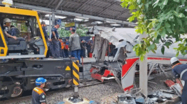 Gerbong wanita KRL Jakarta-Cikarang ringsek usai mengalami kecelakaan dengan KA Argo Bromo Anggrek di Stasiun Bekasi Timur, proses evakuasi bangkai kereta berlangsung pada Selasa (28/4/2026). Tribun Jakarta/Yusuf Bachtiar/Yusuf Bachtiar 


Artikel ini telah tayang di TribunJambi.com dengan judul Korban Asal Jambi Teridentifikasi, Jenazah Kecelakaan KRL Bekasi Diserahkan ke Keluarga