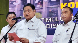 Sekretaris Kabinet Teddy Indra Wijaya, Menko Bidang Perekonomian Airlangga Hartarto dan Mensesneg Prasetyo Hadi dalam konferensi pers Stimulus Ekonomi HBKN Idulfitri 2026 di Stasiun Gambir, Jakarta Pusat, Selasa (10/2/2026). Foto: Widya/kumparan
