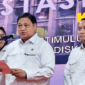 Sekretaris Kabinet Teddy Indra Wijaya, Menko Bidang Perekonomian Airlangga Hartarto dan Mensesneg Prasetyo Hadi dalam konferensi pers Stimulus Ekonomi HBKN Idulfitri 2026 di Stasiun Gambir, Jakarta Pusat, Selasa (10/2/2026). Foto: Widya/kumparan