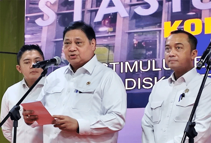 Sekretaris Kabinet Teddy Indra Wijaya, Menko Bidang Perekonomian Airlangga Hartarto dan Mensesneg Prasetyo Hadi dalam konferensi pers Stimulus Ekonomi HBKN Idulfitri 2026 di Stasiun Gambir, Jakarta Pusat, Selasa (10/2/2026). Foto: Widya/kumparan