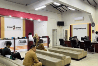 LAYANAN PULIH-Suasana di meja antrean Bank Jambi, Selasa (28/04/2026).