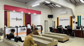 LAYANAN PULIH-Suasana di meja antrean Bank Jambi, Selasa (28/04/2026).