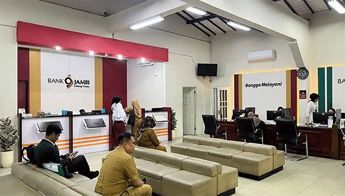 LAYANAN PULIH-Suasana di meja antrean Bank Jambi, Selasa (28/04/2026).