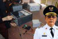 Eks Kadisdik Jambi Varial Adhi Putra berlatar siswi SMK lagi praktik. 