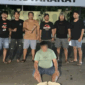 Satreskrim Polresta Padang mengamankan terduga pelaku penikaman terhadap kerabat sendiri di Kecamatan Kuranji, Kota Padang, Selasa (28/4/2026) malam. Kepala Subunit Operasional Satuan Reserse Kriminal Polresta Padang, Ipda Ryan Fermana sebut terduga pelaku menyerahkan diri usai menikam kerabatnya.