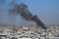 Asap mengepul dari tempat penampungan Gath, yang menampung pengungsi Palestina, setelah serangan udara Israel di sebelah barat Khan Yunis, Jalur Gaza selatan, Sabtu (31/1/2026). Foto: Bashar Taleb/AFP