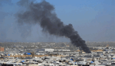 Asap mengepul dari tempat penampungan Gath, yang menampung pengungsi Palestina, setelah serangan udara Israel di sebelah barat Khan Yunis, Jalur Gaza selatan, Sabtu (31/1/2026). Foto: Bashar Taleb/AFP