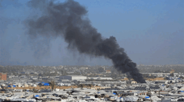 Asap mengepul dari tempat penampungan Gath, yang menampung pengungsi Palestina, setelah serangan udara Israel di sebelah barat Khan Yunis, Jalur Gaza selatan, Sabtu (31/1/2026). Foto: Bashar Taleb/AFP