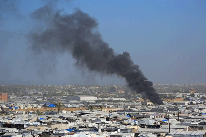 Asap mengepul dari tempat penampungan Gath, yang menampung pengungsi Palestina, setelah serangan udara Israel di sebelah barat Khan Yunis, Jalur Gaza selatan, Sabtu (31/1/2026). Foto: Bashar Taleb/AFP