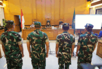 Empat terdakwa yang merupakan anggota Badan Intelijen Strategis (BAIS) TNI menggunakan pakaian dinas lapangan hadir secara langsung untuk mendengarkan pembacaan dakwaan oleh oditur di Pengadilan Militer II-08, Cakung, Jakarta Timur, Rabu (29/4/2026). Foto: Jamal Ramadhan/kumparan