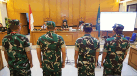 Empat terdakwa yang merupakan anggota Badan Intelijen Strategis (BAIS) TNI menggunakan pakaian dinas lapangan hadir secara langsung untuk mendengarkan pembacaan dakwaan oleh oditur di Pengadilan Militer II-08, Cakung, Jakarta Timur, Rabu (29/4/2026). Foto: Jamal Ramadhan/kumparan