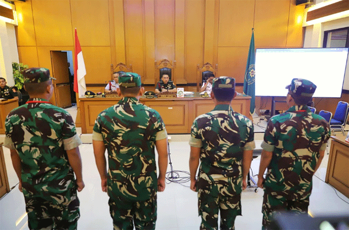Empat terdakwa yang merupakan anggota Badan Intelijen Strategis (BAIS) TNI menggunakan pakaian dinas lapangan hadir secara langsung untuk mendengarkan pembacaan dakwaan oleh oditur di Pengadilan Militer II-08, Cakung, Jakarta Timur, Rabu (29/4/2026). Foto: Jamal Ramadhan/kumparan