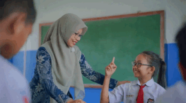 ilustrasi guru sedang mengajar di kelas 
