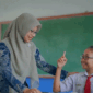 ilustrasi guru sedang mengajar di kelas 