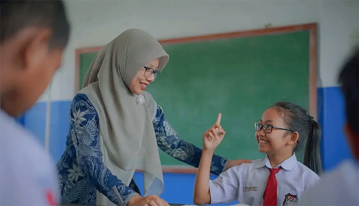 ilustrasi guru sedang mengajar di kelas 