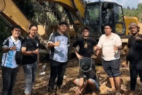 Polres Bungo menangkap 4 pelaku tambang emas ilegal dan menyita satu unit alat berat di kawasan Desa Baru Pelepat, Kecamatan Pelepat, Kabupaten Bungo pada Selasa (28/4/2026). 