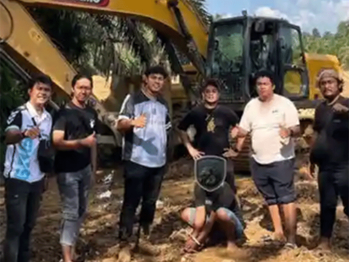 Polres Bungo menangkap 4 pelaku tambang emas ilegal dan menyita satu unit alat berat di kawasan Desa Baru Pelepat, Kecamatan Pelepat, Kabupaten Bungo pada Selasa (28/4/2026). 