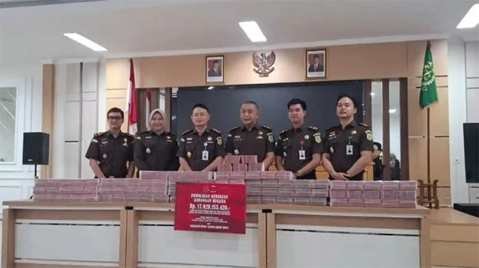 Kejari Tanjabbar berhasil mengembalikan Rp17,9 miliar kerugian negara dari kasus korupsi perkebunan sawit ilegal dan terus mengejar sisa kerugian hingga tuntas. 