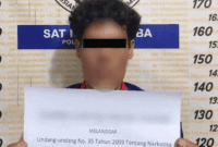 Tersangka berinisial GL (40) diamankan Satresnarkoba Polres Payakumbuh saat pengungkapan kasus peredaran narkotika jenis ganja, Rabu (29/4/2026). Dari tangan pelaku, polisi menyita barang bukti ganja dengan total berat mencapai 982,61 gram. 