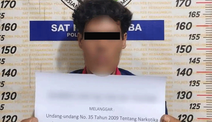 Tersangka berinisial GL (40) diamankan Satresnarkoba Polres Payakumbuh saat pengungkapan kasus peredaran narkotika jenis ganja, Rabu (29/4/2026). Dari tangan pelaku, polisi menyita barang bukti ganja dengan total berat mencapai 982,61 gram. 