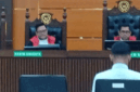 Majelis Hakim Pengadilan Negeri Kelas IA Padang membacakan putusan terhadap terdakwa kasus peredaran narkotika jenis sabu di ruang sidang, Kamis (30/4/2026). Dalam sidang tersebut, terdakwa Ari Asman alias Badai divonis pidana penjara seumur hidup. 
