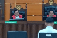 Majelis Hakim Pengadilan Negeri Kelas IA Padang membacakan putusan terhadap terdakwa kasus peredaran narkotika jenis sabu di ruang sidang, Kamis (30/4/2026). Dalam sidang tersebut, terdakwa Ari Asman alias Badai divonis pidana penjara seumur hidup. 
