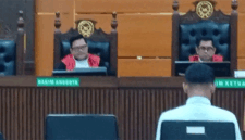 Majelis Hakim Pengadilan Negeri Kelas IA Padang membacakan putusan terhadap terdakwa kasus peredaran narkotika jenis sabu di ruang sidang, Kamis (30/4/2026). Dalam sidang tersebut, terdakwa Ari Asman alias Badai divonis pidana penjara seumur hidup. 
