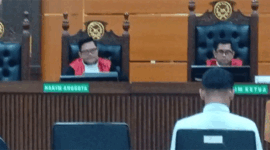 Majelis Hakim Pengadilan Negeri Kelas IA Padang membacakan putusan terhadap terdakwa kasus peredaran narkotika jenis sabu di ruang sidang, Kamis (30/4/2026). Dalam sidang tersebut, terdakwa Ari Asman alias Badai divonis pidana penjara seumur hidup. 
