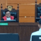 Majelis Hakim Pengadilan Negeri Kelas IA Padang membacakan putusan terhadap terdakwa kasus peredaran narkotika jenis sabu di ruang sidang, Kamis (30/4/2026). Dalam sidang tersebut, terdakwa Ari Asman alias Badai divonis pidana penjara seumur hidup. 
