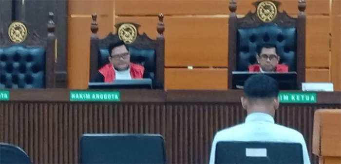 Majelis Hakim Pengadilan Negeri Kelas IA Padang membacakan putusan terhadap terdakwa kasus peredaran narkotika jenis sabu di ruang sidang, Kamis (30/4/2026). Dalam sidang tersebut, terdakwa Ari Asman alias Badai divonis pidana penjara seumur hidup. 
