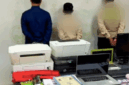 3 WNI ditangkap di Makkah karena melanggar peraturan haji, April 2026. Di meja tampak barang bukti yang diamankan. Foto: Dok. Security KSA