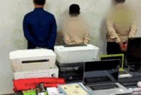 3 WNI ditangkap di Makkah karena melanggar peraturan haji, April 2026. Di meja tampak barang bukti yang diamankan. Foto: Dok. Security KSA