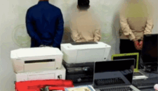 3 WNI ditangkap di Makkah karena melanggar peraturan haji, April 2026. Di meja tampak barang bukti yang diamankan. Foto: Dok. Security KSA