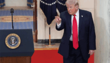 Presiden AS Donald Trump menyampaikan pidato yang disiarkan televisi terkait konflik Timur Tengah dari Cross Hall, White House (1/4/2026). Foto: Alex Brandon / POOL / AFP