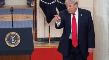 Presiden AS Donald Trump menyampaikan pidato yang disiarkan televisi terkait konflik Timur Tengah dari Cross Hall, White House (1/4/2026). Foto: Alex Brandon / POOL / AFP