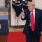 Presiden AS Donald Trump menyampaikan pidato yang disiarkan televisi terkait konflik Timur Tengah dari Cross Hall, White House (1/4/2026). Foto: Alex Brandon / POOL / AFP