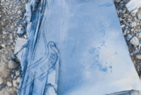 Media pemerintah Iran merilis gambar yang diklaim menunjukkan puing-puing pesawat tempur Amerika Serikat yang jatuh di wilayah Iran tengah, di tengah konflik yang sedang berlangsung dan operasi pencarian awak pesawat, pada Jumat (3/4/2026). Foto: IRIB/Handout via Reuters