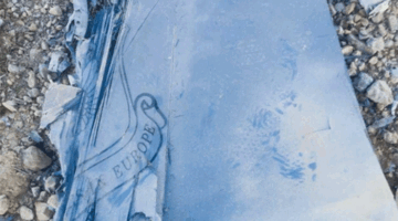 Media pemerintah Iran merilis gambar yang diklaim menunjukkan puing-puing pesawat tempur Amerika Serikat yang jatuh di wilayah Iran tengah, di tengah konflik yang sedang berlangsung dan operasi pencarian awak pesawat, pada Jumat (3/4/2026). Foto: IRIB/Handout via Reuters