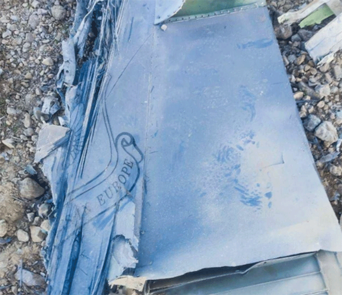 Media pemerintah Iran merilis gambar yang diklaim menunjukkan puing-puing pesawat tempur Amerika Serikat yang jatuh di wilayah Iran tengah, di tengah konflik yang sedang berlangsung dan operasi pencarian awak pesawat, pada Jumat (3/4/2026). Foto: IRIB/Handout via Reuters