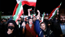 Ekspresi bahagia warga karena AS - Iran lakukan gencatan senjata selama dua pekan. (Reuters)