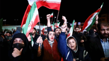 Ekspresi bahagia warga karena AS - Iran lakukan gencatan senjata selama dua pekan. (Reuters)