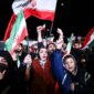 Ekspresi bahagia warga karena AS - Iran lakukan gencatan senjata selama dua pekan. (Reuters)