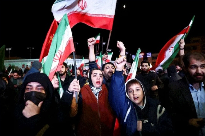 Ekspresi bahagia warga karena AS - Iran lakukan gencatan senjata selama dua pekan. (Reuters)