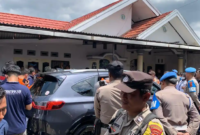 Warga ramai menonton empat tersangka kasus pemerkosaan perempuan 18 tahun menjalani 41 adegan dalam rekonstruksi kejadian yang digelar Penyidik Polda Jambi, Jumat (24/4/2026). 