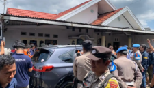 Warga ramai menonton empat tersangka kasus pemerkosaan perempuan 18 tahun menjalani 41 adegan dalam rekonstruksi kejadian yang digelar Penyidik Polda Jambi, Jumat (24/4/2026). 